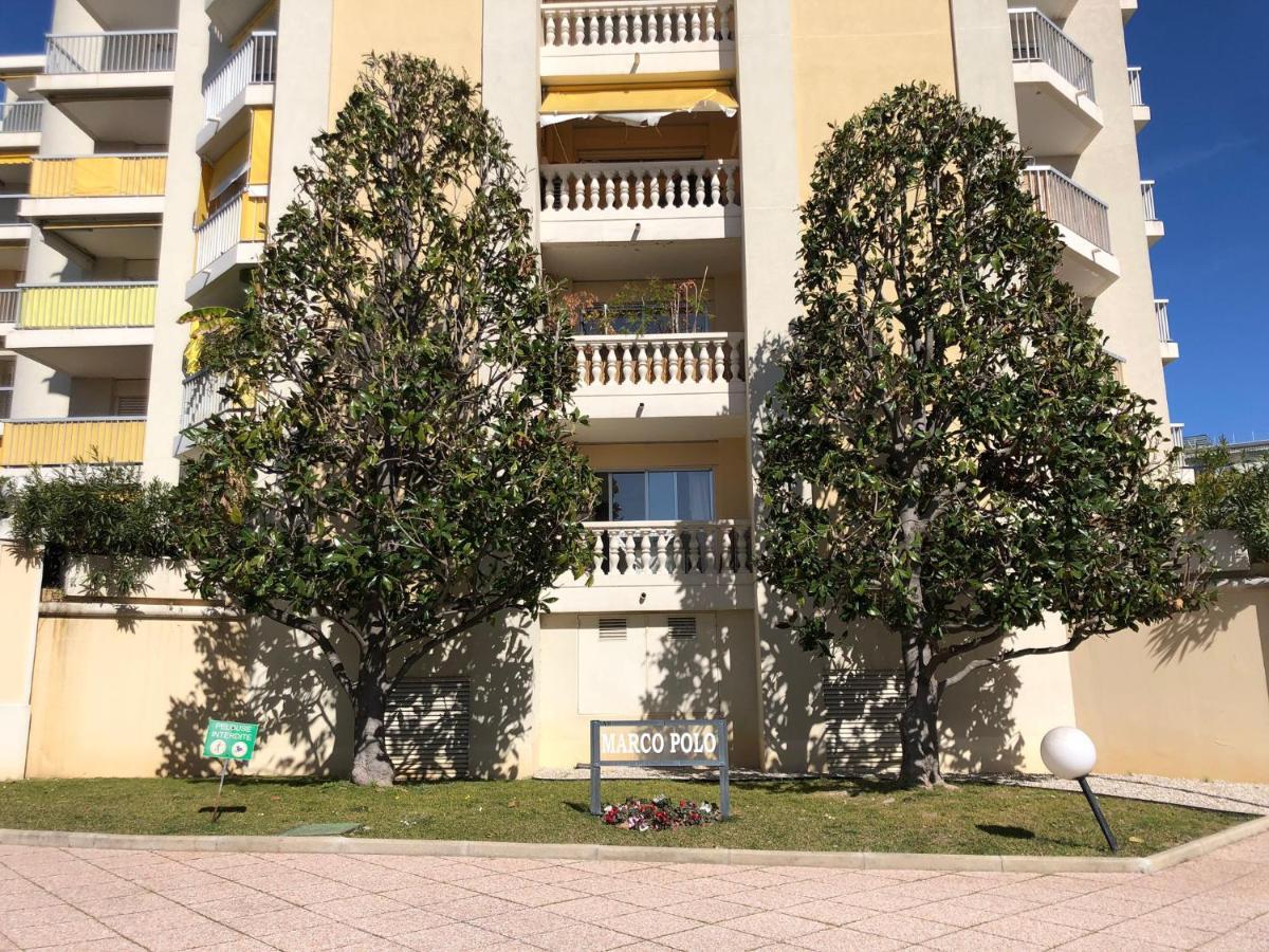 A Cros De Apartment *